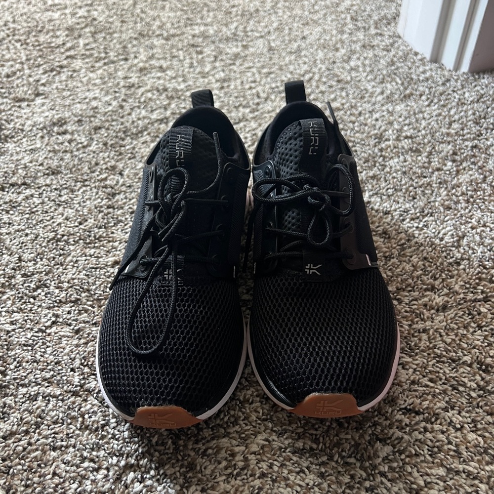 KURU atom sneaker